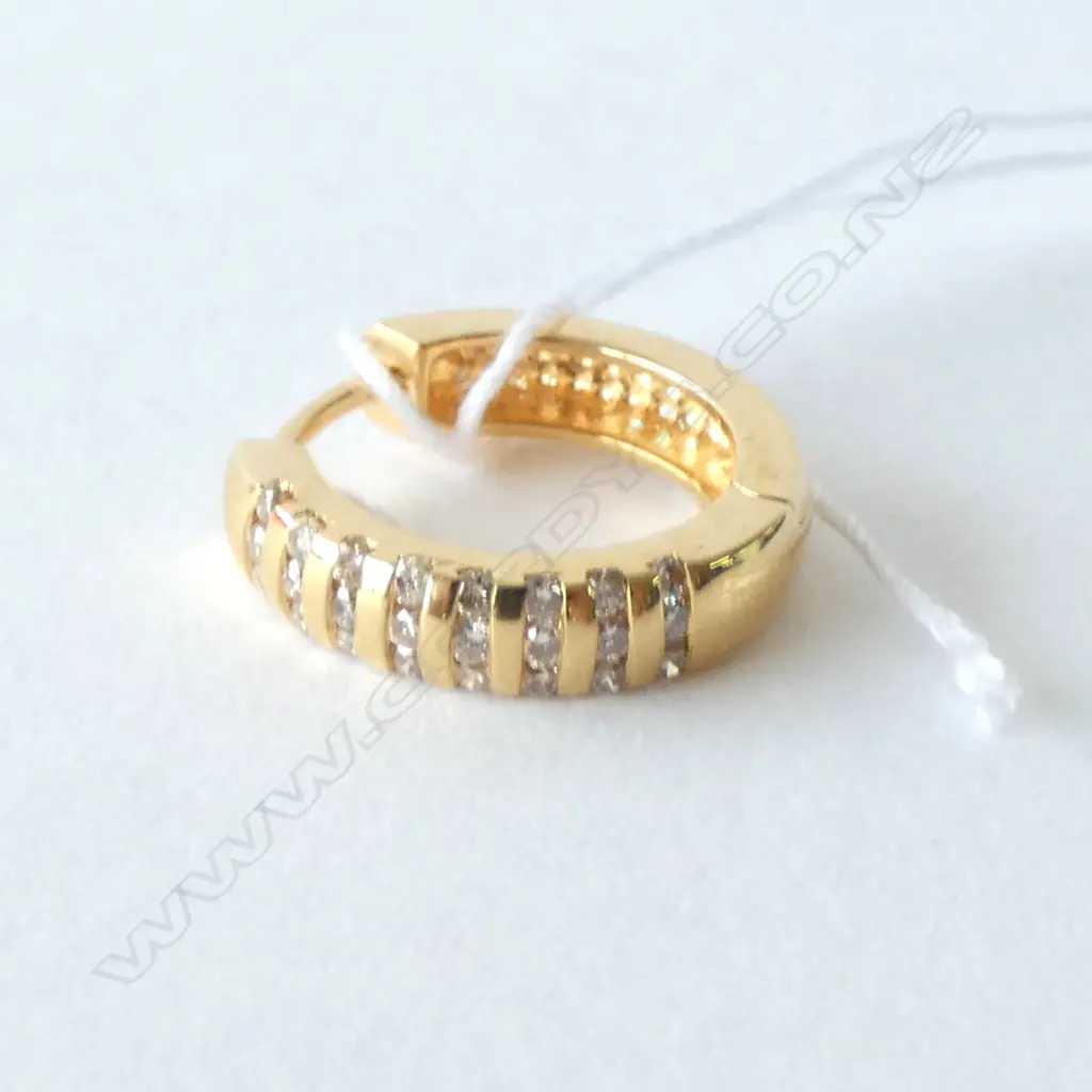 18ct GOLD SINGLE DIAMOND HOOP EARRING 2.25gms Image 1++