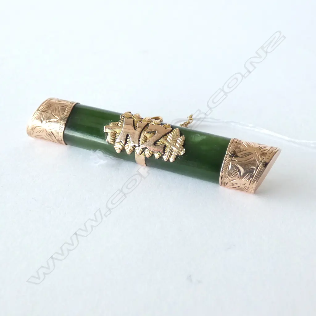 9CT GOLD AND POUNAMU BROOCH Image 1++