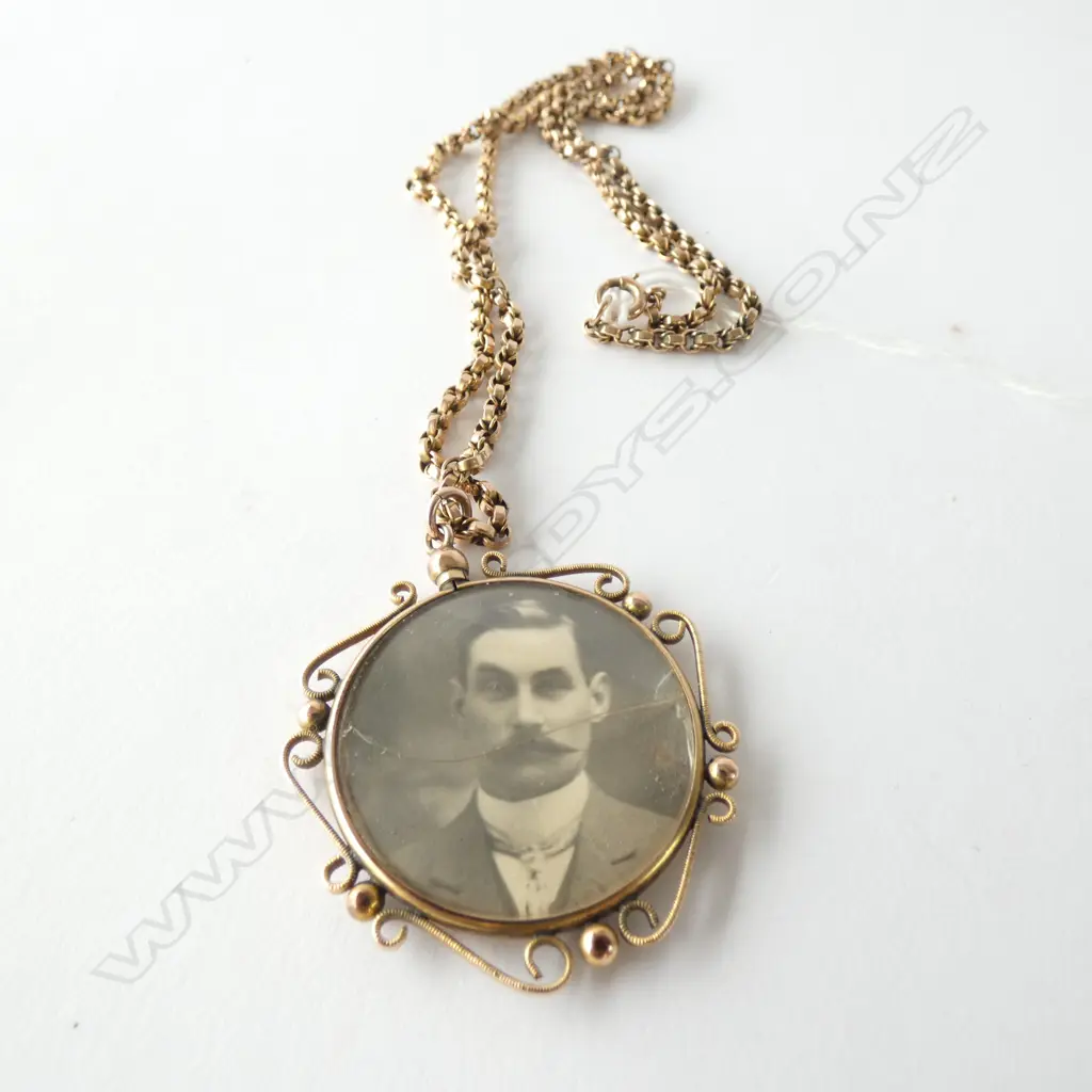 9CT DOUBLE SIDED OPEN FACED LOCKET AF  Image 1++