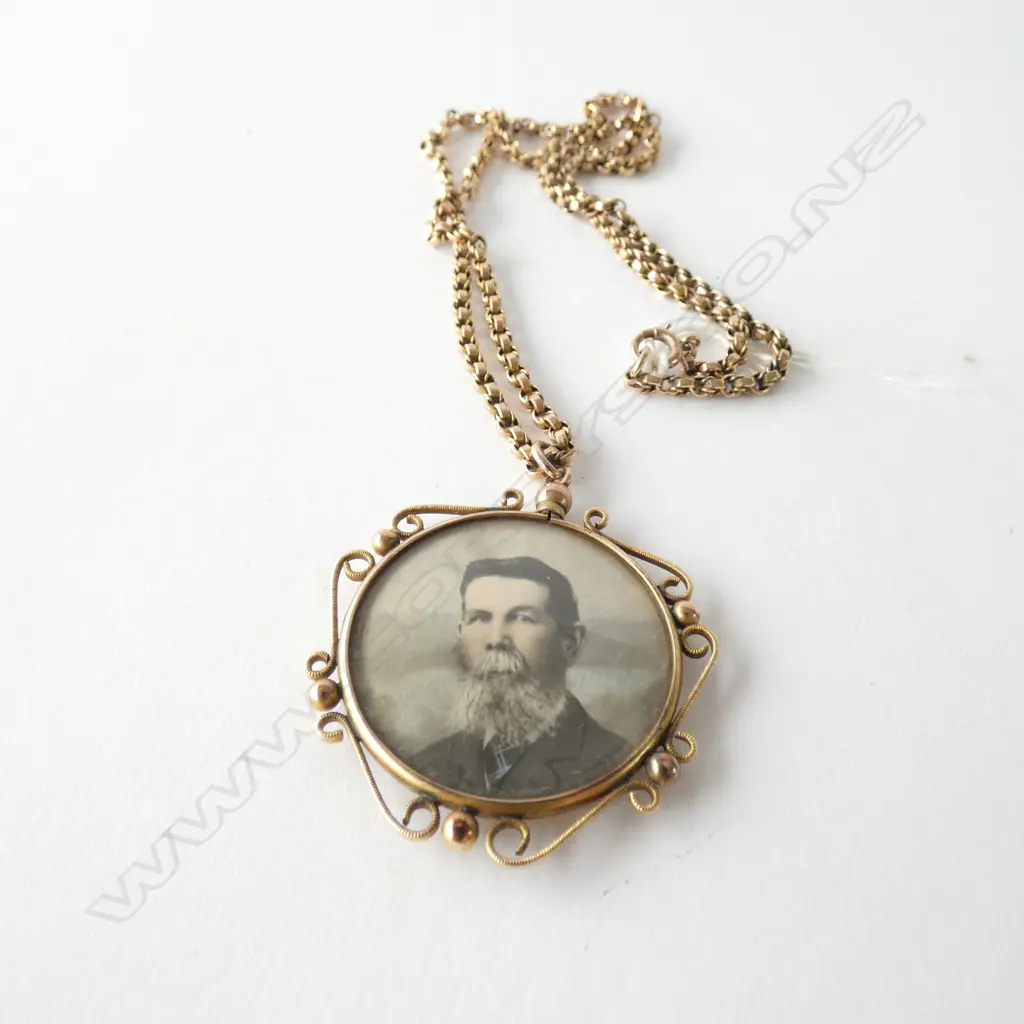9CT DOUBLE SIDED OPEN FACED LOCKET AF  Image 1++