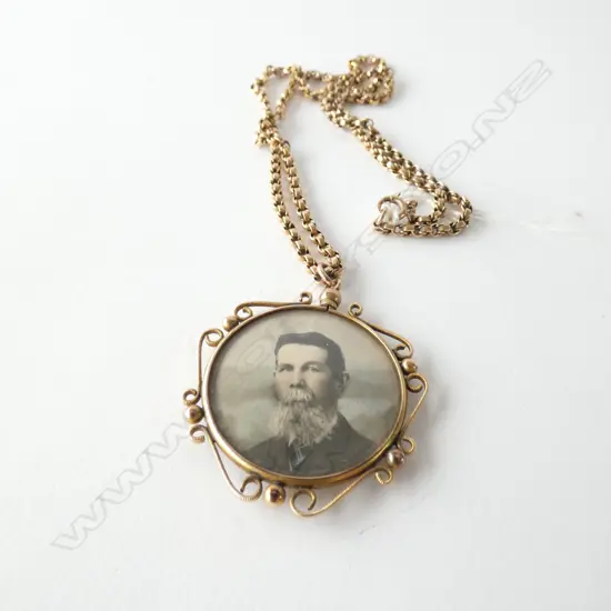 9CT DOUBLE SIDED OPEN FACED LOCKET AF 