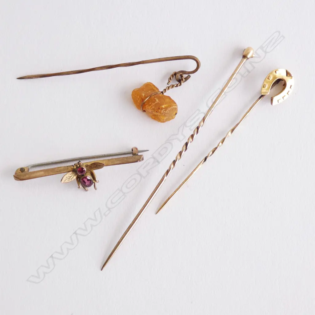 9CT BEE BROOCH & 3 GOLD STICKPINS Image 1++