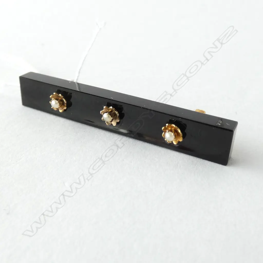 BLACK ONYX 9CT GOLD & SEED PEARL PIN BROOCH, C1900, L. 44mm Image 1++
