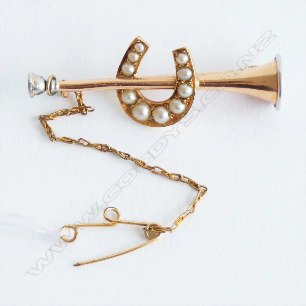 GOLD AND PEARL HUNTING BROOCH Image 1++