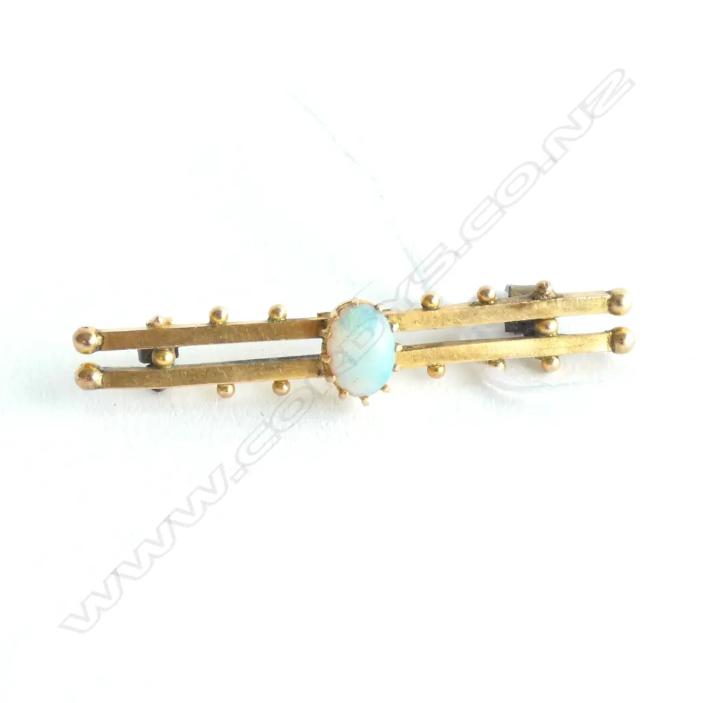 9CT GOLD AND OPAL BROOCH Image 1++