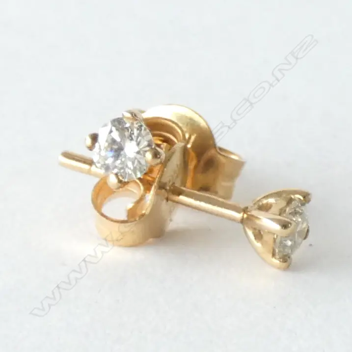 PAIR 9CT GOLD AND DIAMOND STUD EARRINGS Image 1++
