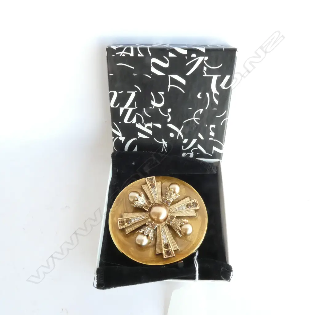 BOXED SAKS FIFTH AVENUE POWDER COMPACT D70 MM Image 1++