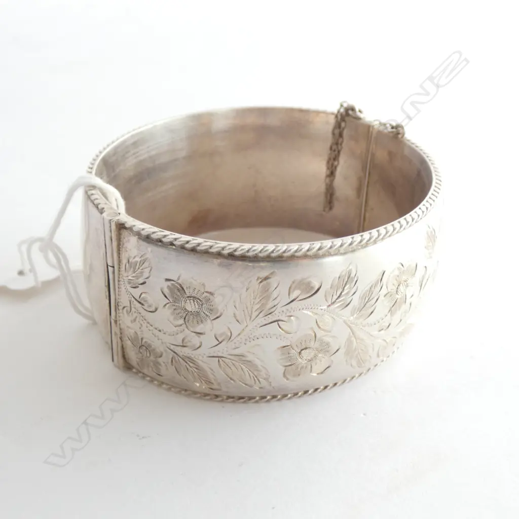 (18643) SILVER HALF HINGED BANGLE ENGRAVED Image 1++