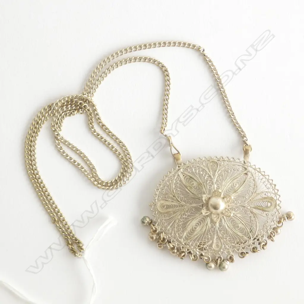 SILVER TONE LG FILEGREE PENDANT (55 X 45MM) & CHAIN Image 1++
