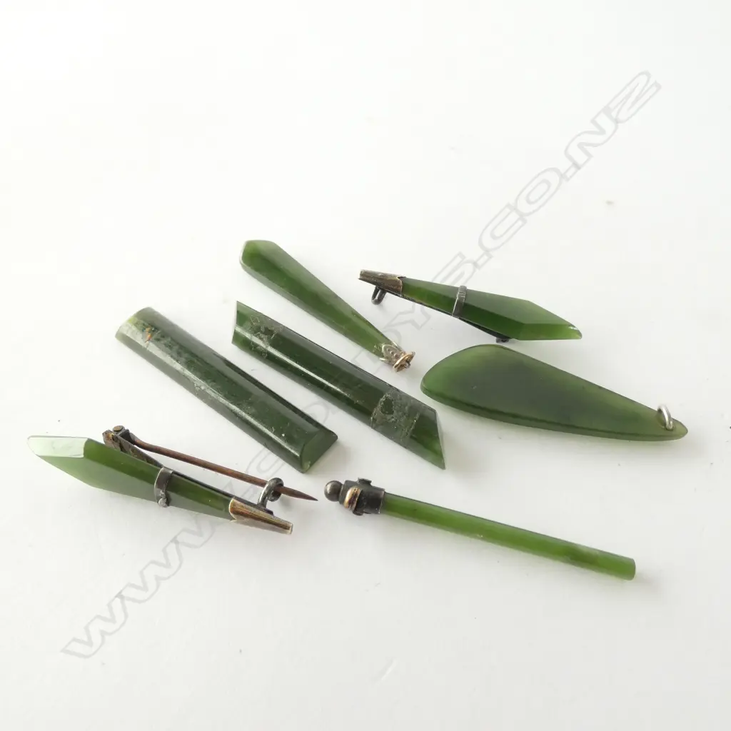 7 JADE ITEMS; 2 PENDANTS, 1 BROOCH & 4 OTHERS Image 1++