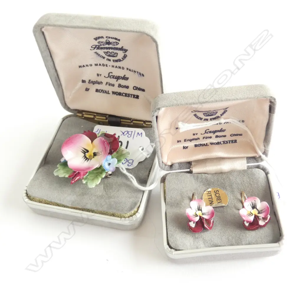 ROYAL WORCESTER BONE CHINA FLORAL SCRUPLES BROOCH & SCREW EARRINGS -  ORIGINAL BOXES Image 1++