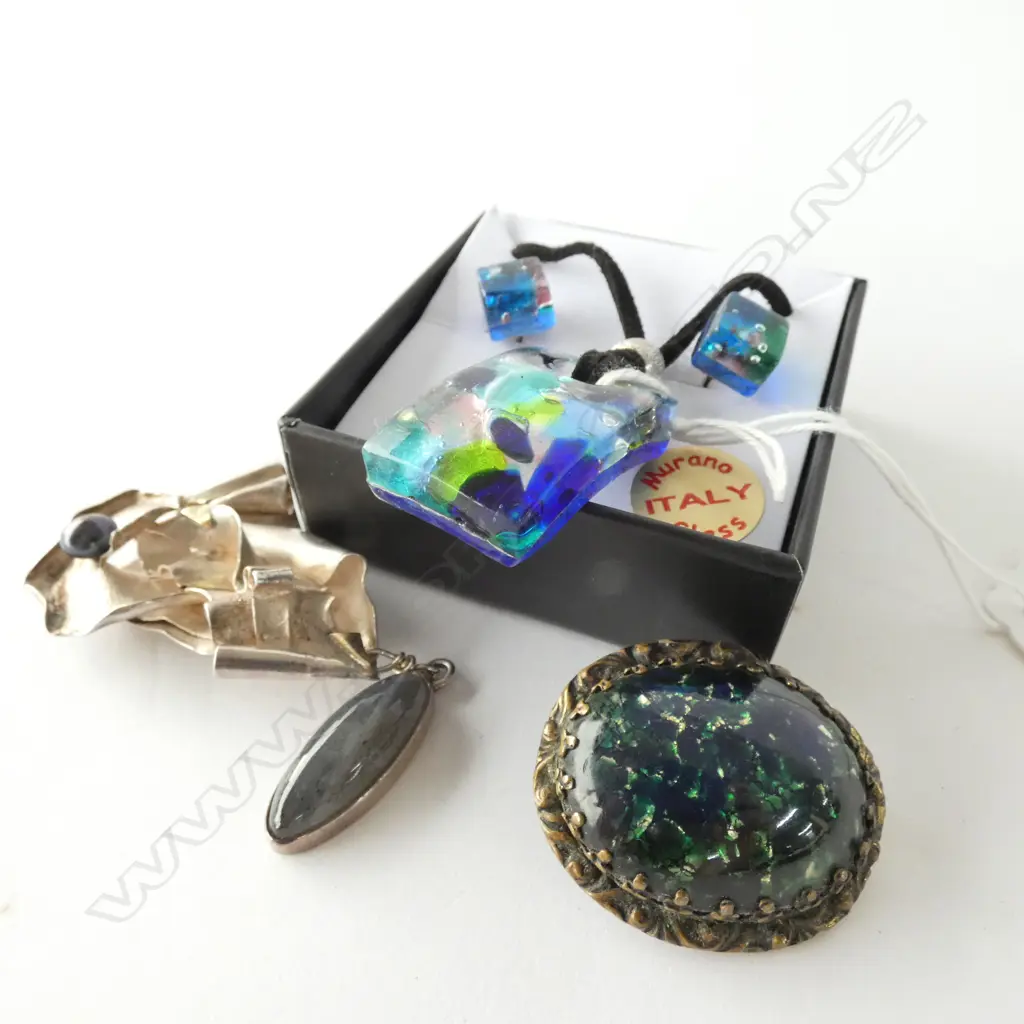 UNIQUE STG SILVER BROOCH + COSTUME GLASS PCES Image 1++
