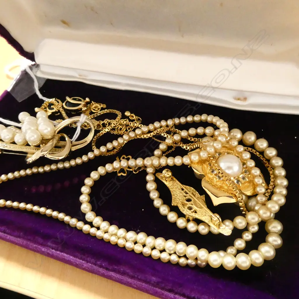 ASSORTMENT OF QUALITY COSTUME JEWELLERY; 3 BROOCHES, 2 NECKLACES, STRING FAUX PEARLS Image 1++