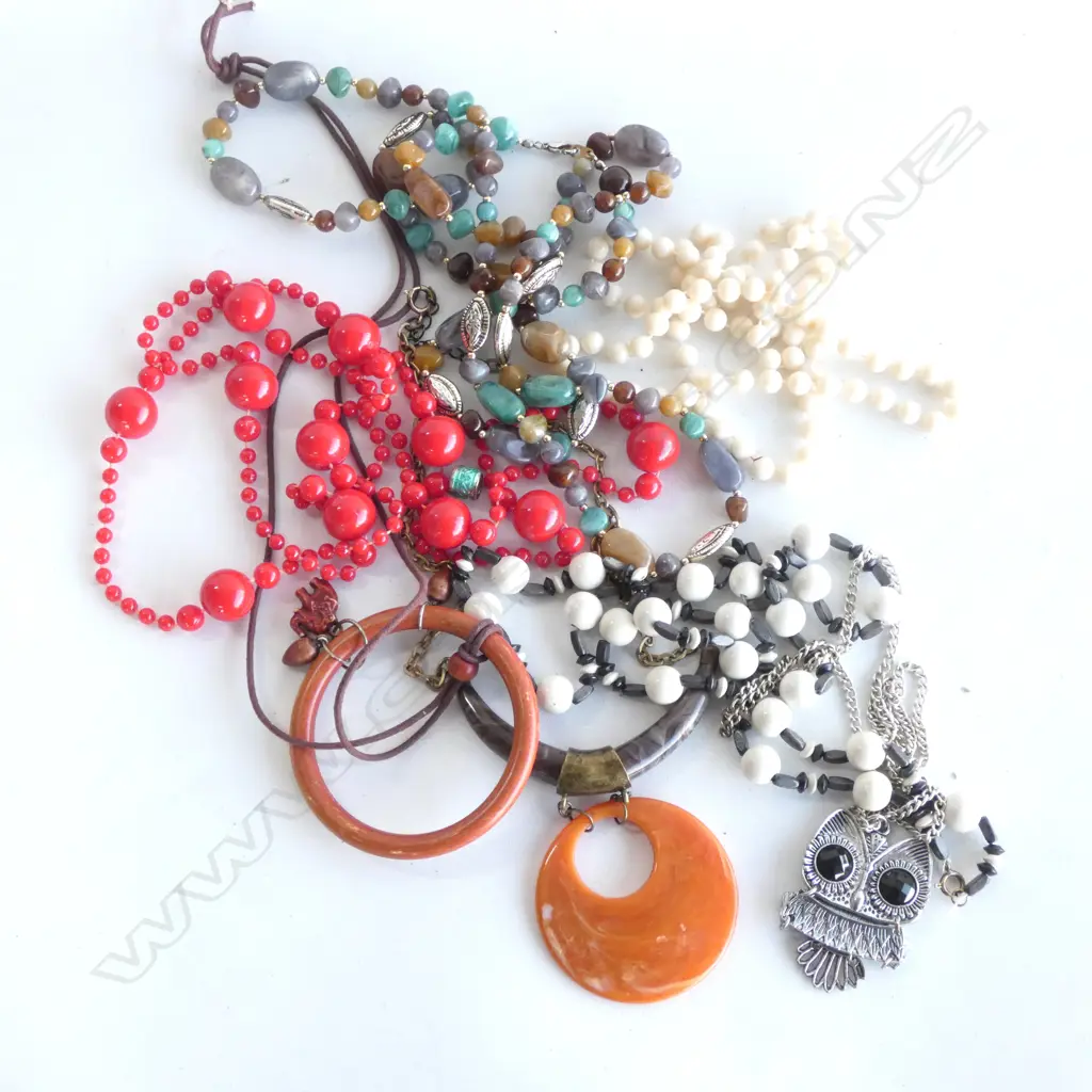 BAG ASSORTED BEADED COSTUME JEWELLERY  Image 1++