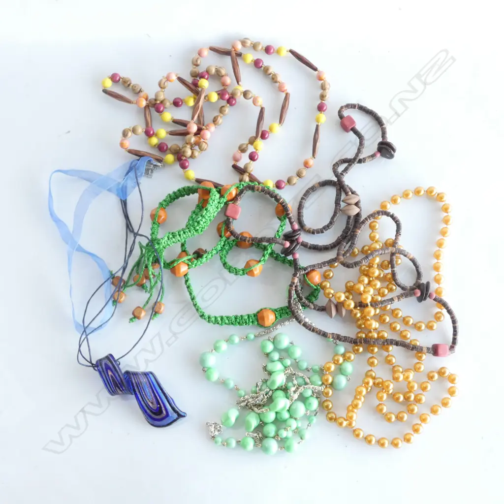 BAG ASSORTED BEADED COSTUME JEWELLERY  Image 1++