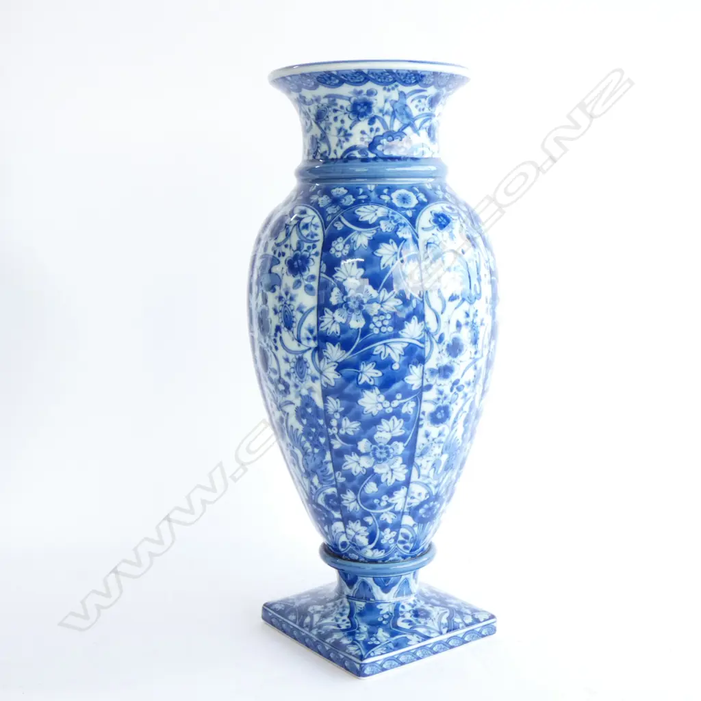 LG ORIENTAL BLUE & WHITE VASE H. 350MM Image 1++