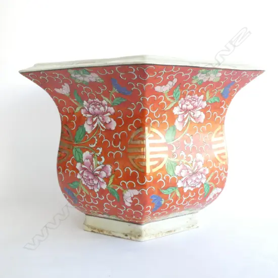A LARGE HEXAGONAL QIANLONG STYLE CHINESE POT H 250 MM
