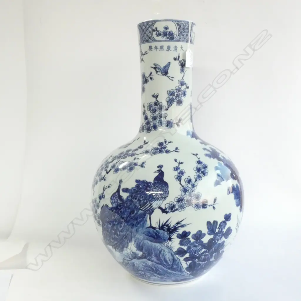 LGE ORIENTAL B & W VASE BULBOUS BODY H.545mm. Image 1++