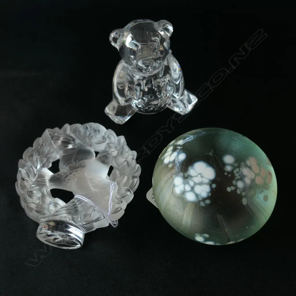 ISLE OF WIGHT GLASS PAPERWEIGHT, LALIQUE FROSTED GLASS DOVE WREATH & CRISTAL D'ARQUES GLASS BEAR, H. 60MM Image 1++