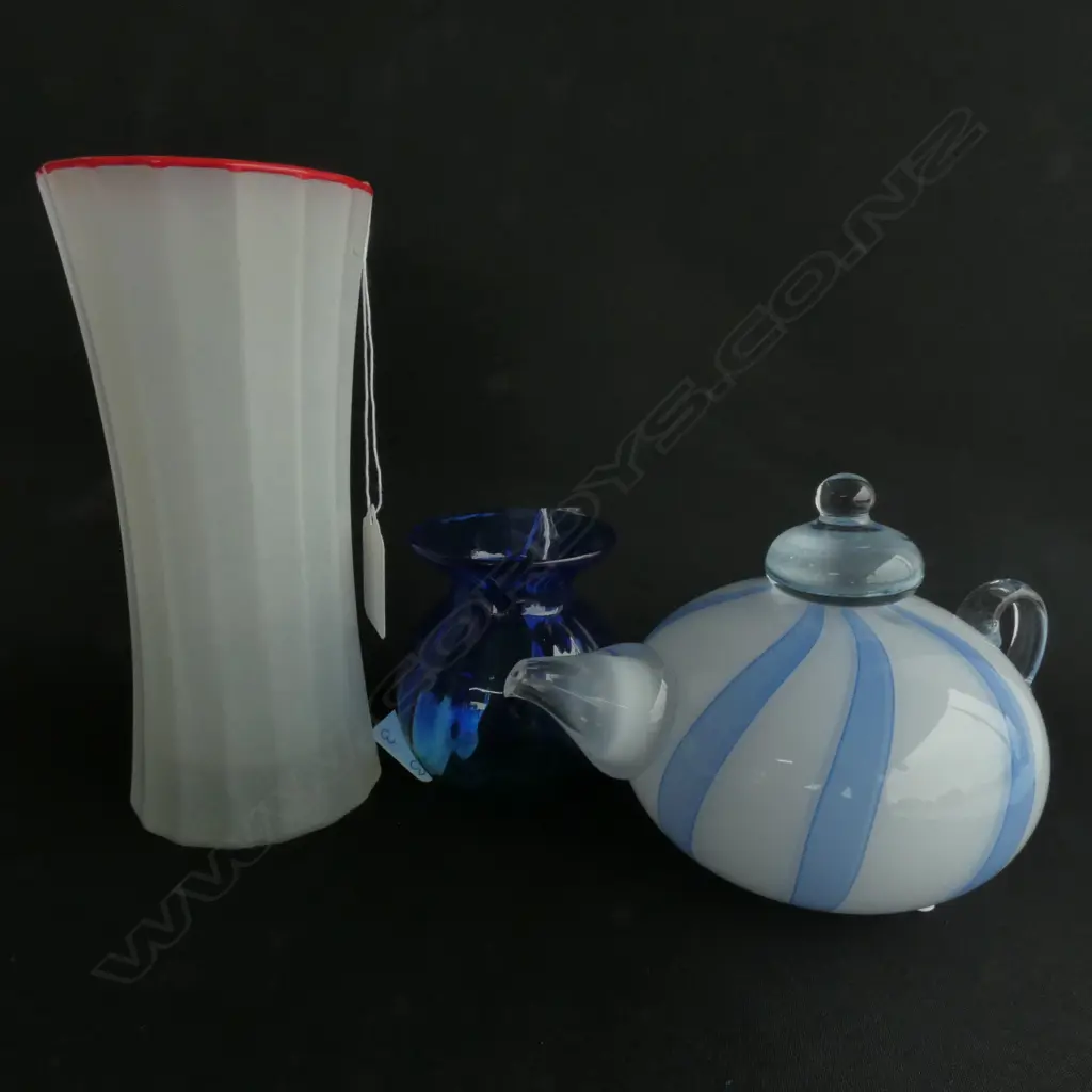 TWO GLASS VASES (ONE SIGNED) (TALLEST H. 165MM) & BLUE & WHITE ART GLASS TEAPOT, H. 120MM Image 1++
