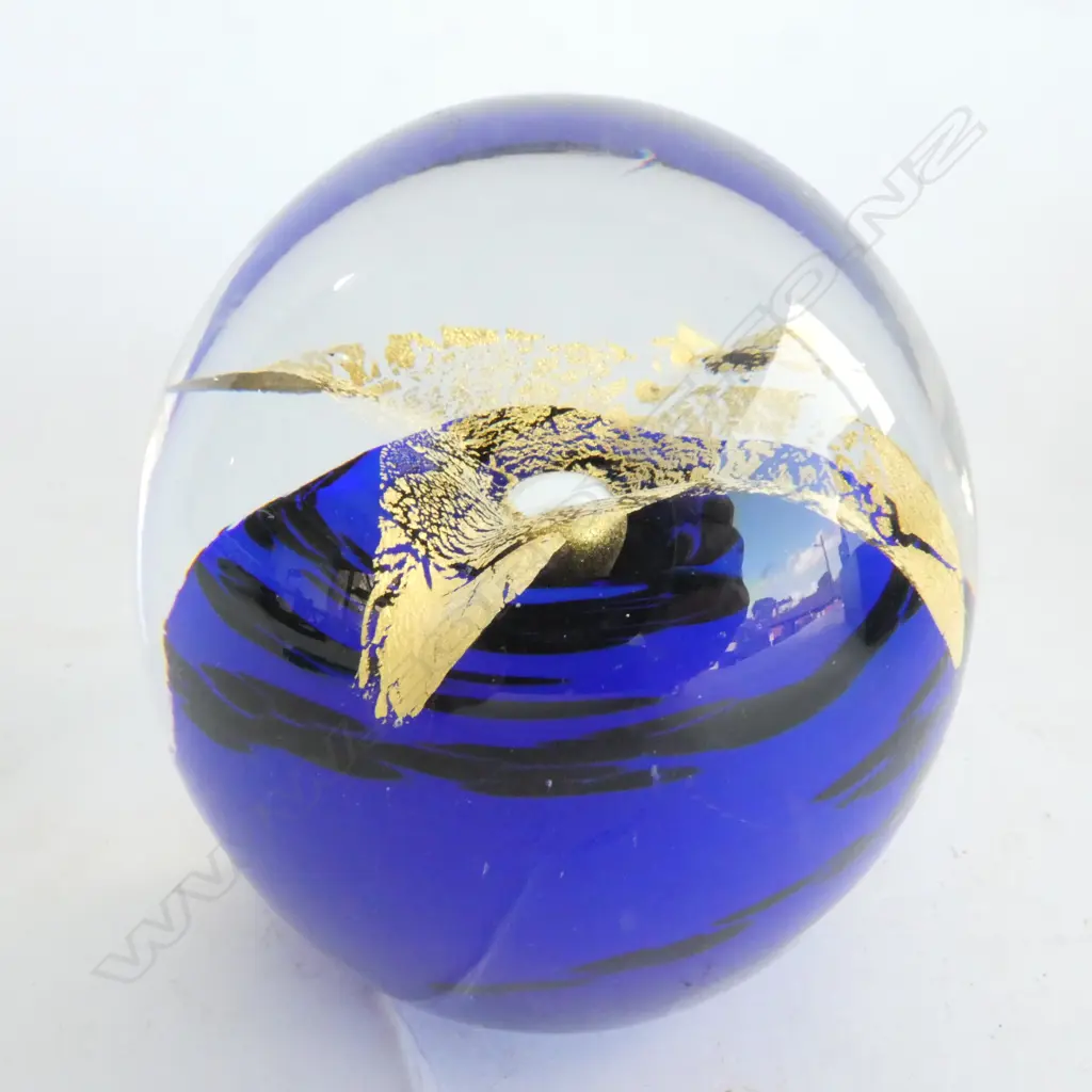 GARY NASH LTD. ED. GLASS PAPERWEIGHT, COBALT & GOLD LEAF, H. 90MM Image 1++