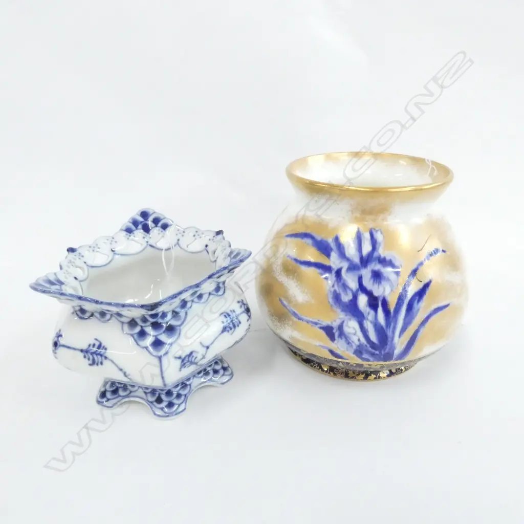 ROYAL DOULTON BLUE IRIS VASE (H.110MM) & ROYAL COPENHAGEN BLUE & WHITE POT, H.80MM Image 1++
