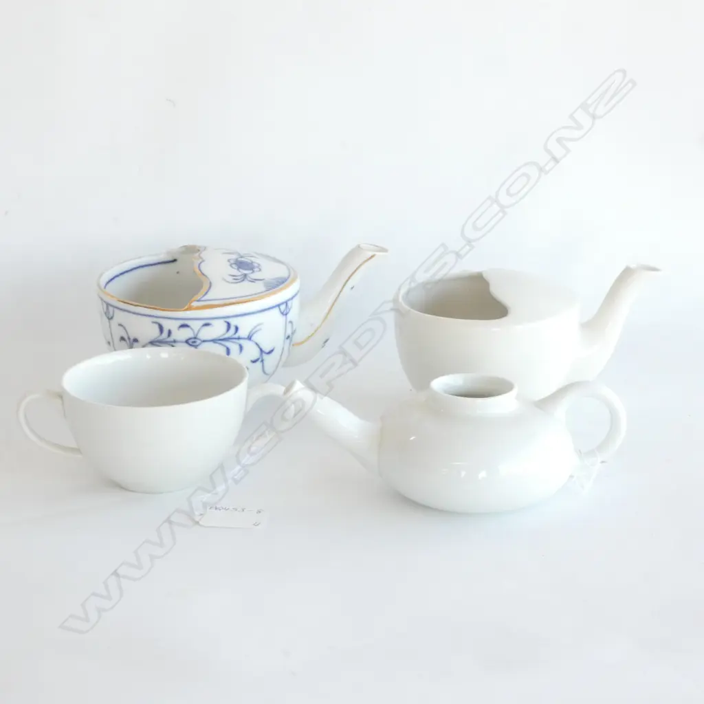 THREE ANTIQUE FEEDING CUPS, ONE BLUE & WHITE (DIA. 115MM) AND ONE 2-HANDLED CUP (DIA. 90MM) Image 1++