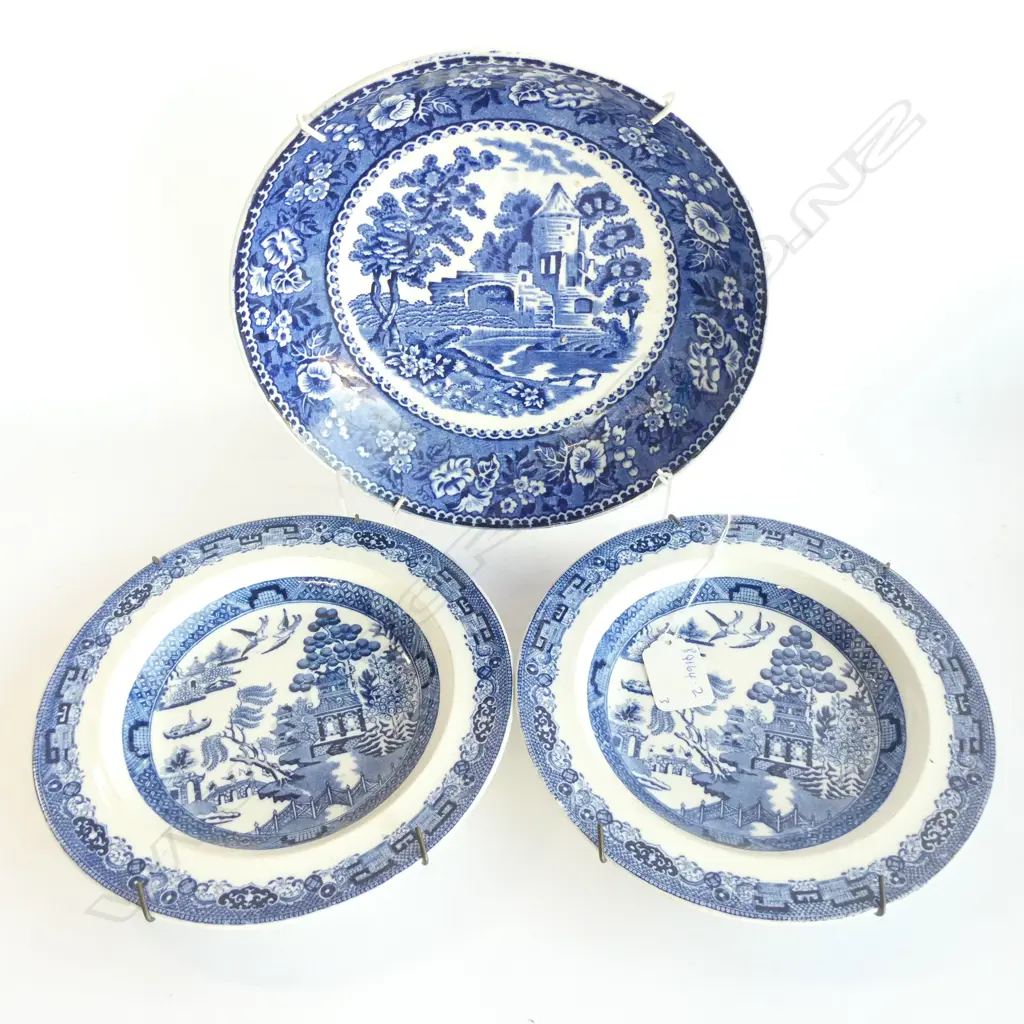ROYAL STAFF BLUE & WHITE BOWL & 2 WEDGWOOD WILLOW PATTERN SMALL PLATES Image 1++