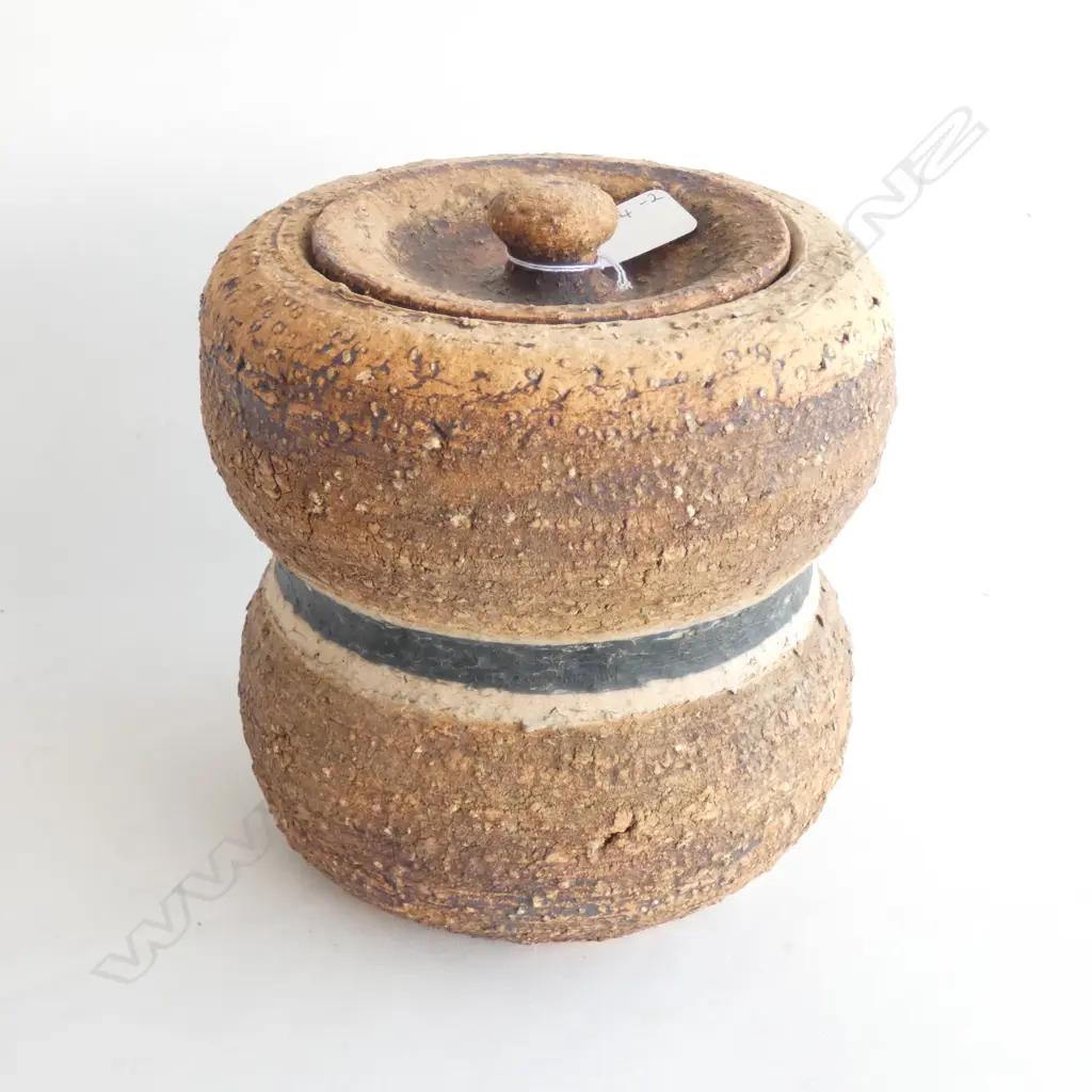 ROGER BRITTAIN LIDDED POTTERY VESSEL Image 1++