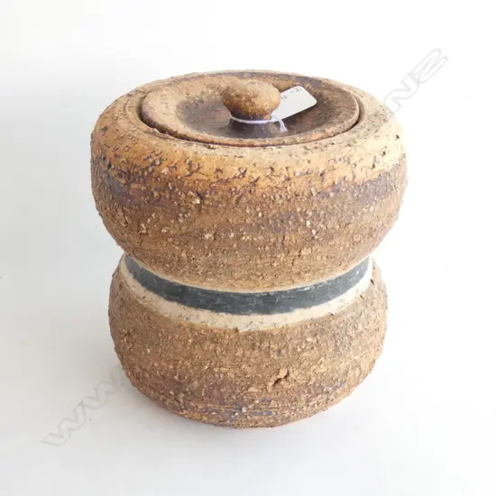 ROGER BRITTAIN LIDDED POTTERY VESSEL