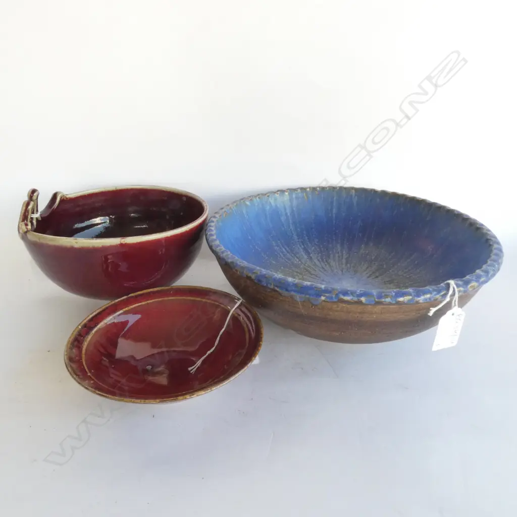 3 STUDIO POTTERY BOWLS; 2 RED GLAZE 1 BLUE 280MM DIA Image 1++