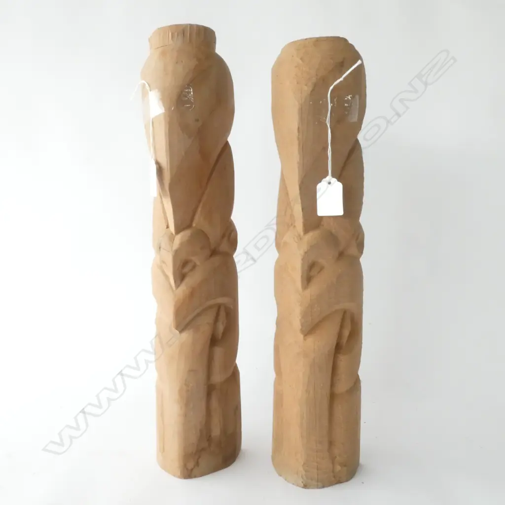 PAIR BRYAN MCCURRACH CARVED WOODEN MAORI POSTS UNFINISHED H. 460MM Image 1++