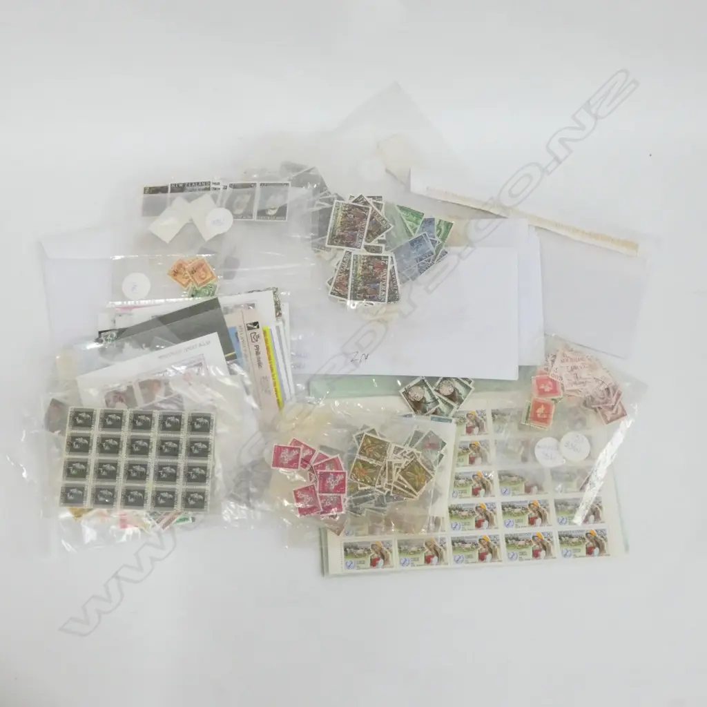 COLLECTION ASST. VINTAGE NZ STAMPS  Image 1++
