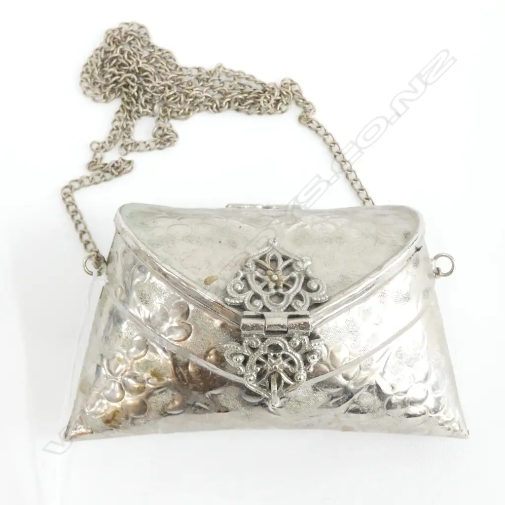 AN ARTS & CRAFTS SILVER-PLATED PURSE Image 1++