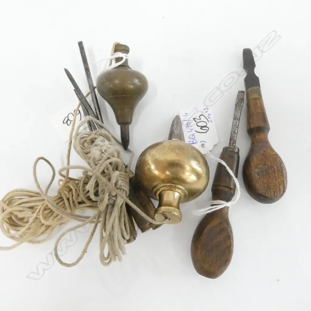 2 BRASS PLUMB BOBS, 4 BRASS SCREW DRIVERS + 2 WOODEN HANDLE Image 1++
