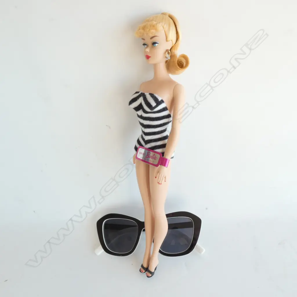 VINTAGE BARBIE DOLL L. 290MM + PR LE SPECS SUNGLASSES Image 1++