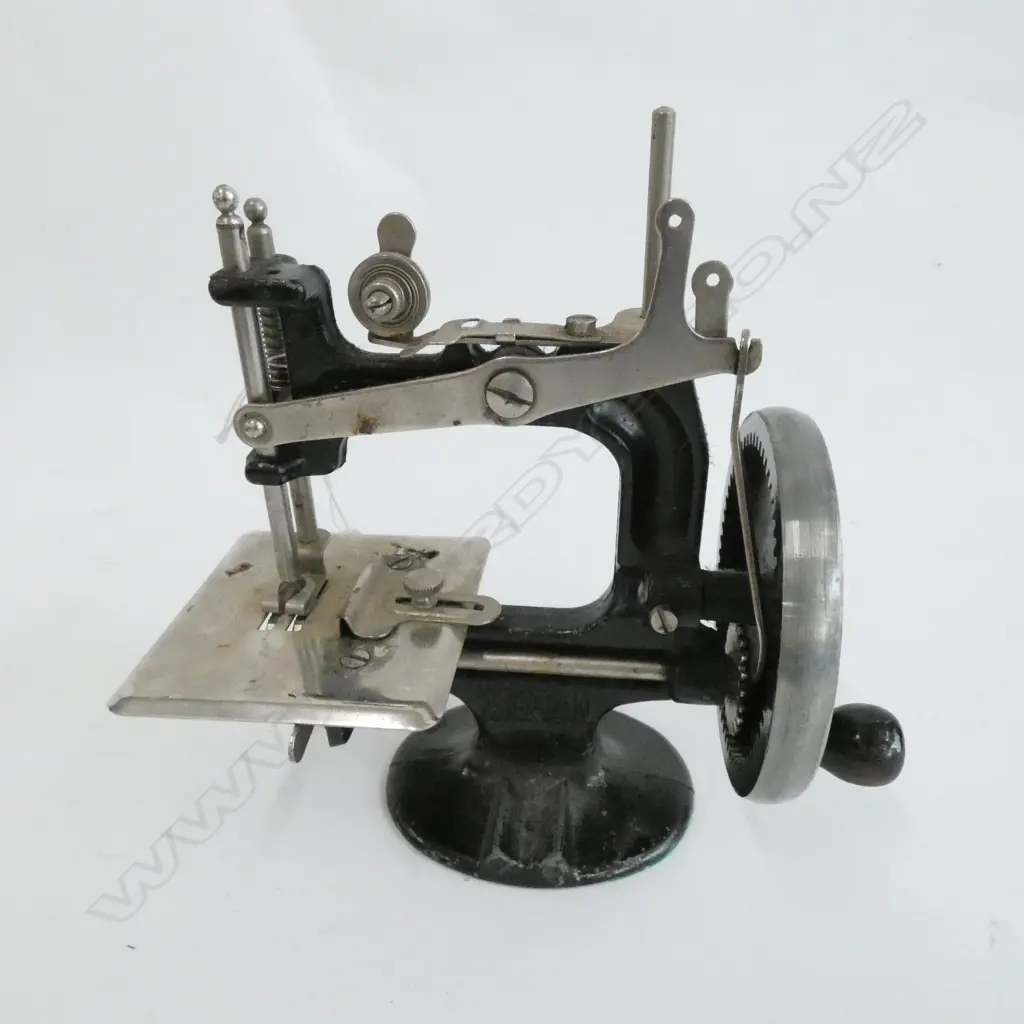CHILD'S MINIATURE PETER PAN SEWING MACHINE, H. 175MM Image 1++