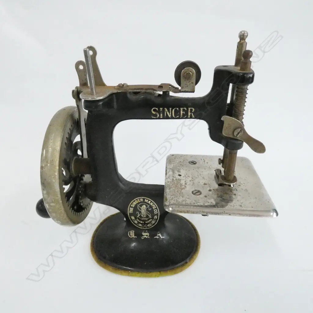 CHILD'S MINIATURE SINGER SEWING MACHINE, H. 160MM Image 1++