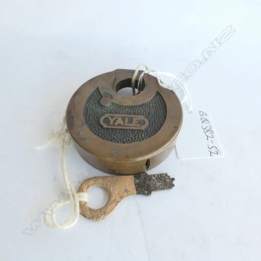 (018)OLD BRASS YALE PADLOCK 'MADE IN U.S.A' Dia.58. WITH KEY Image 1++
