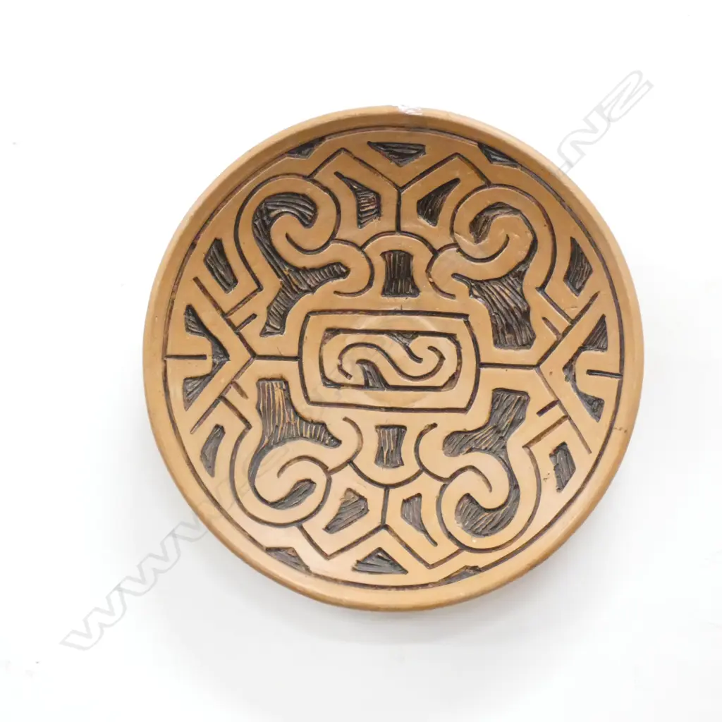 A SOUTH AMERICAN POTTERY WALL PLATE SIGNED PAULO VIEGAS PAKA BR D.273mm Image 1++