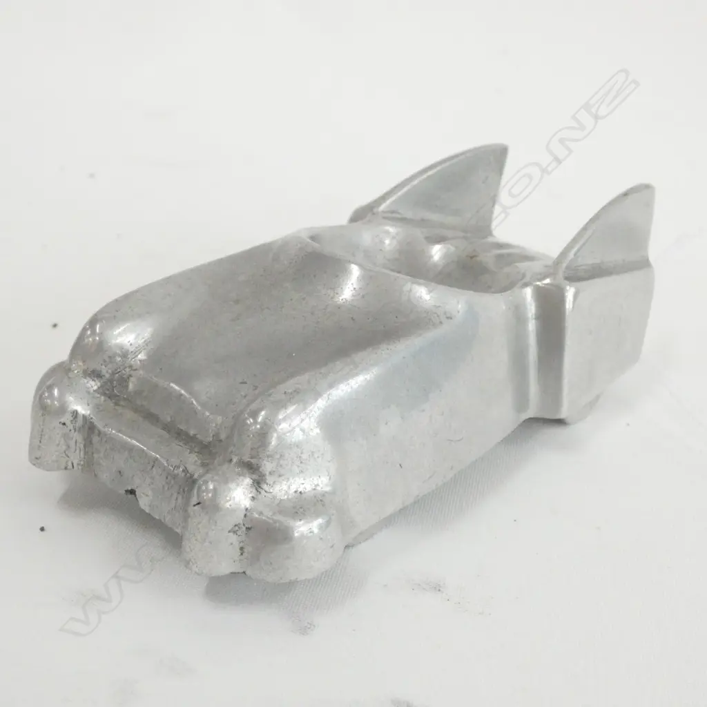 A MODERNIST CAST ALLOY BATMOBILE L.130mm Image 1++