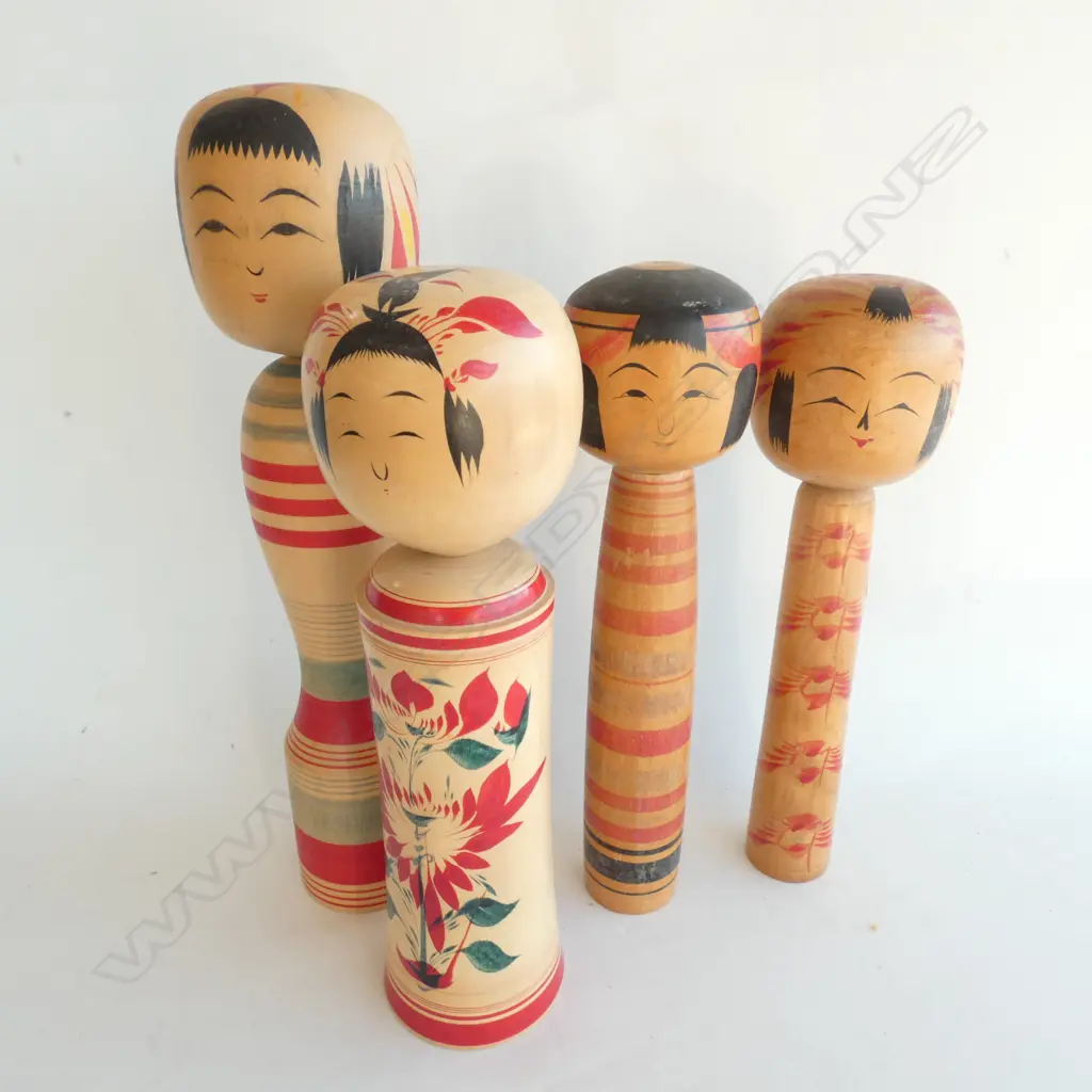 FOUR JAPANESE KOKESHI WOODEN DOLLS, LARGEST H. 370MM Image 1++