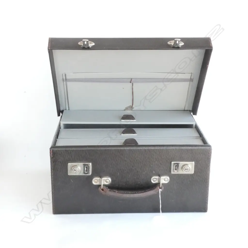 VINTAGE COW HIDE 3-DRAWER DOCTOR'S/COLLECTORS TRAVEL CASE, 280 x 380 x 180mm Image 1++