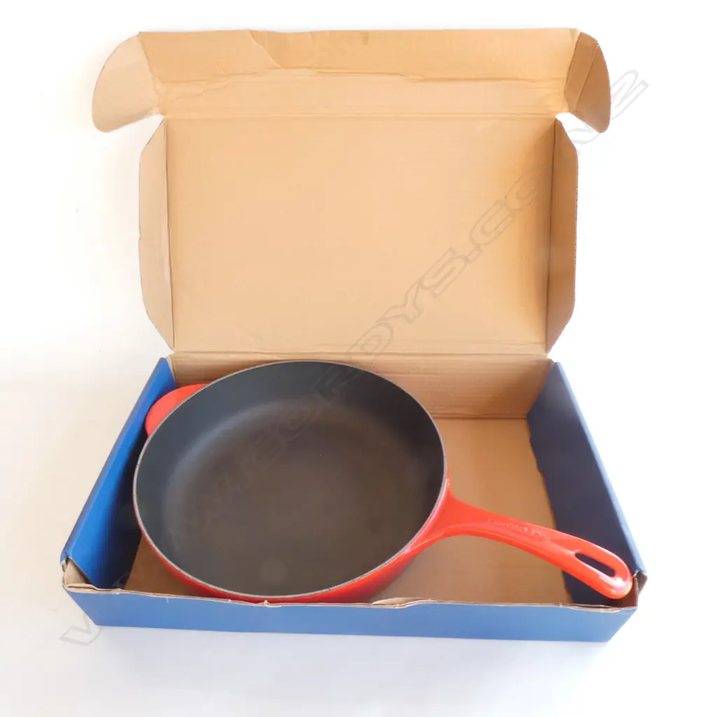LE CREUSET RED CAST IRON FRYING PAN BOXED Image 1++