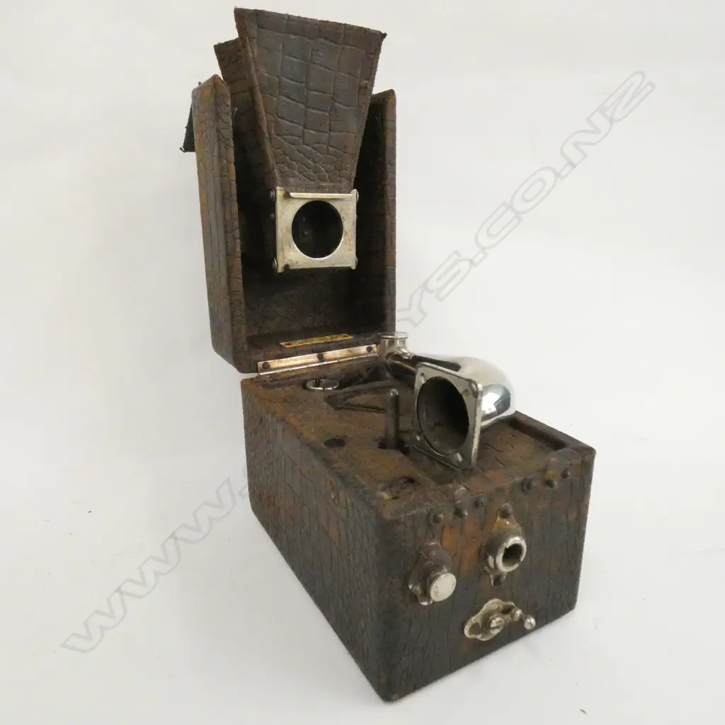 A  PETER PAN PICNIC GRAMOPHONE INCOMPLETE FOR RESTORATION Image 1++