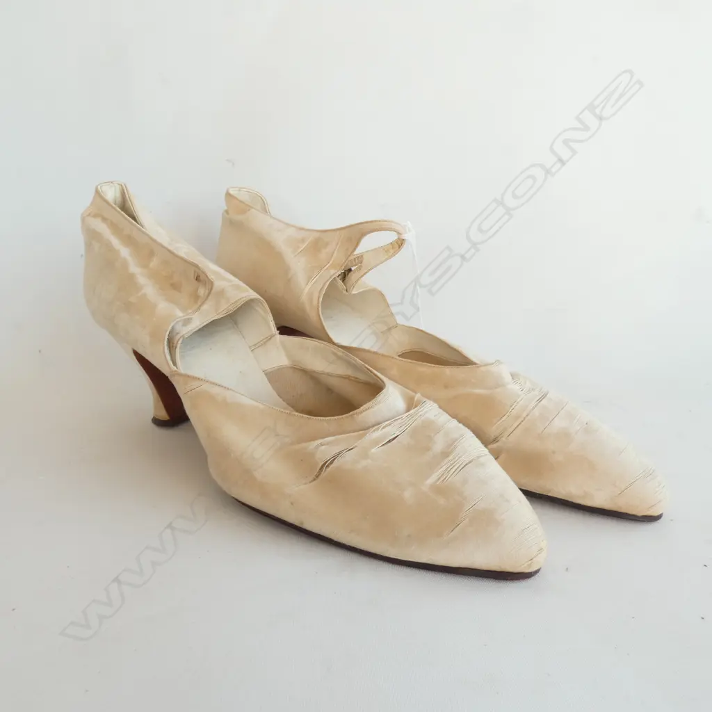 ANTIQUE CREAM SATIN SHOES, LEATHER SOLE.  SIZE 55 (L. 270MM) Image 1++