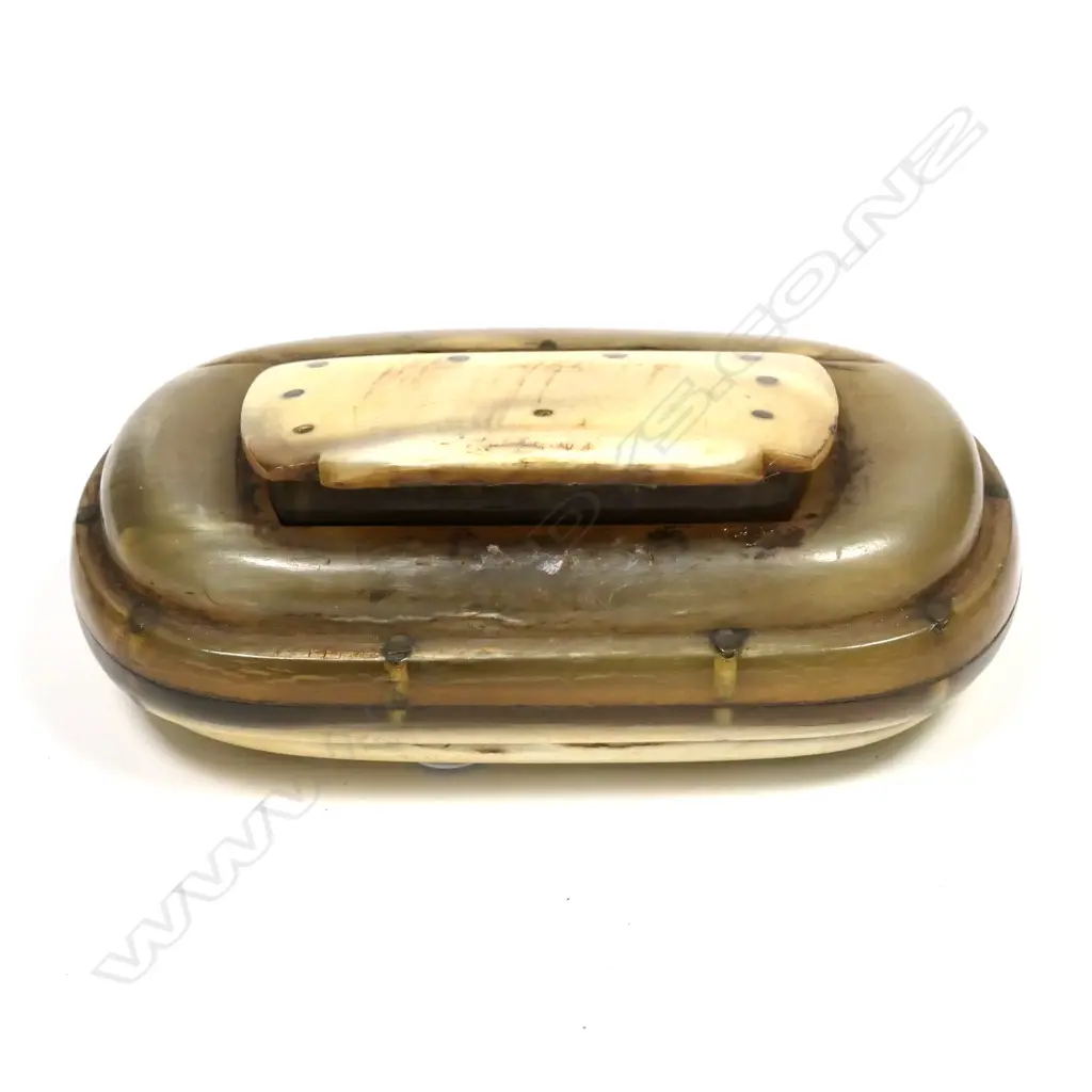 A 19thC horn snuff box Image 1++