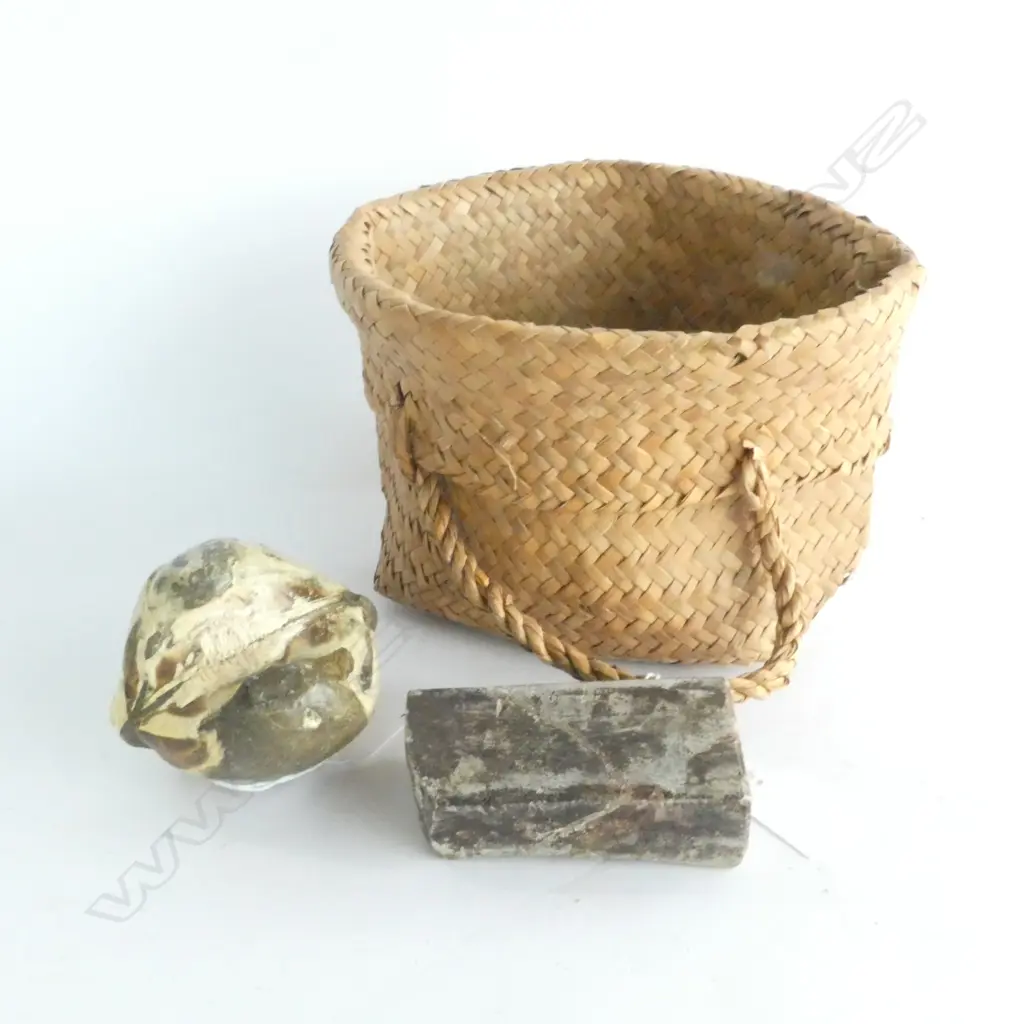 FOSSILIZED CLAM SHELL L.95mm + OLD SHARPENING STONE + FLAX BAG Image 1++