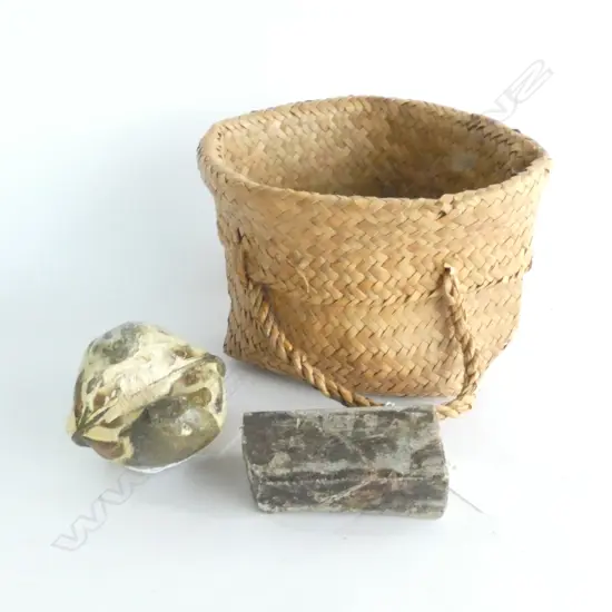 FOSSILIZED CLAM SHELL L.95mm + OLD SHARPENING STONE + FLAX BAG