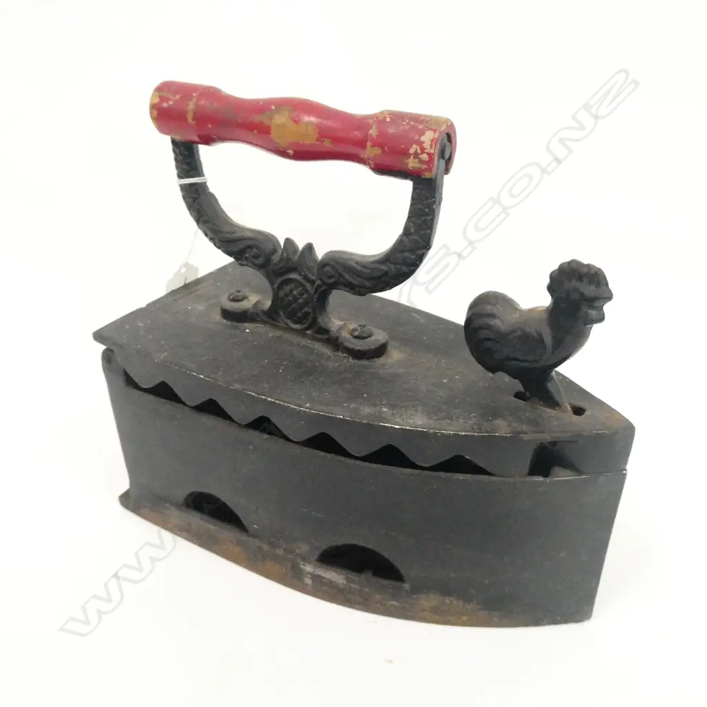 CAST IRON CLOTHES IRON WITH CHICKEN LEVER. L. 225MM Image 1++